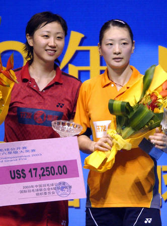 中国选手周蜜（左）和龚睿那在颁奖仪式上